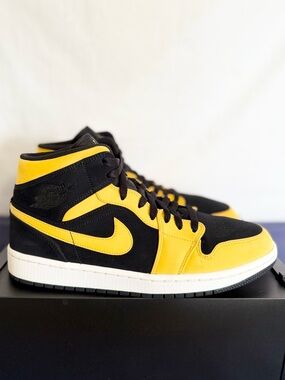 AUTHENTIC Jordan 1 Mid Reverse New Love size 10 554724-071 2018 PRE-OWNED